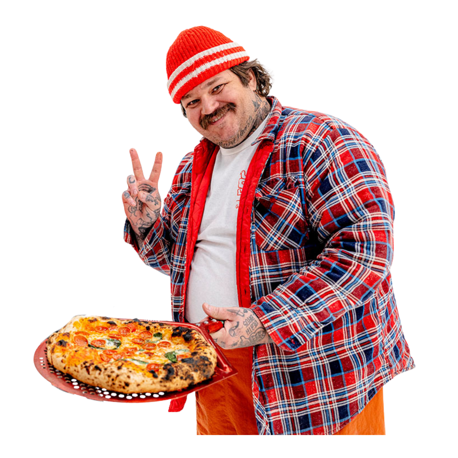 Pizzabäcker hält frisch gebackene Pizza aus dem Gozney Pizzaofen und zeigt ein Peace-Zeichen