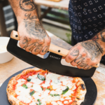 Gozney Pizza Rocker schneidet frisch gebackene Pizza