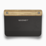 Gozney Teigschneider mit Holzgriff freigestellt vor weißem Hintergrund