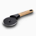 Gozney Pizzaschneider mit Holzgriff und Edelstahlklinge freigestellt