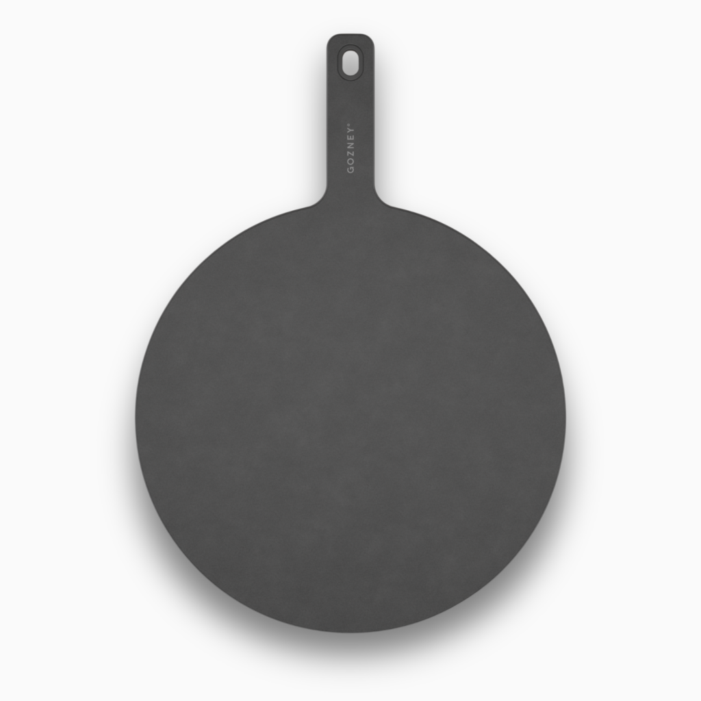 Runder Gozney Pizza Servierteller aus dunklem Material mit Griff