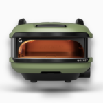 Gozney Tread Pizzaofen in Olivgrün mit offener Backkammer in Frontansicht