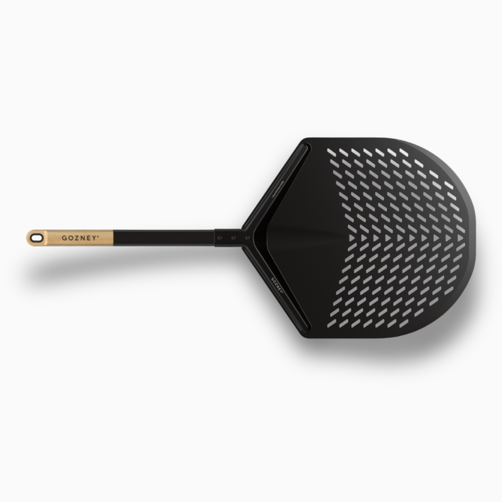 Gozney Balance Pizzaschieber Größe M mit perforierter Schaufel vor weißem Hintergrund