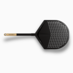 Gozney Balance Pizzaschieber Größe M mit perforierter Schaufel vor weißem Hintergrund