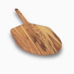 Holz-Servierbrett von Gozney in Pizzaschaufel-Form auf weißem Hintergrund