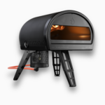 Schwarzer Gozney Roccbox Pizzaofen in Frontansicht mit beleuchtetem Garraum auf weißem Hintergrund