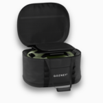 Geöffnete Gozney Tread Transporttasche mit Pizzaofen und Zubehör im Inneren