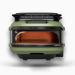 Frontansicht des Gozney Tread Pizzaofens in Grün mit montiertem Dachträger