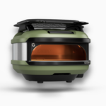 Gozney Tread Pizzaofen in Grün mit montiertem Dachträger in Frontansicht