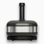 Rückansicht des schwarzen Gozney Dome Pizzaofens mit Rauchrohr und Edelstahlring, freigestellt auf weißem Hintergrund