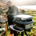 Gozney Tread Pizzaofen mit Dachträger im Outdoor-Einsatz beim Pizza backen