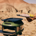 Gozney Tread Pizzaofen mit Dach-Arbeitsplatte beim Vorbereiten von Pizza-Zutaten im Outdoor-Einsatz