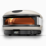 Gozney Arc XL Pizzaofen in Cremefarben, Frontansicht mit sichtbarer Flamme im Backraum, digitaler Temperaturanzeige und Drehregler