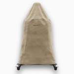 Gozney Dome Abdeckhaube Lang in Beige mit Gozney Logo, auf fahrbarem Untergestell, freigestellt auf weißem Hintergrund