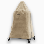 Gozney Dome Abdeckhaube Lang in Beige mit Gozney Logo, auf fahrbarem Untergestell, freigestellt auf weißem Hintergrund