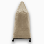 Gozney Dome Abdeckhaube Lang in Beige mit Gozney Logo, auf fahrbarem Untergestell, freigestellt auf weißem Hintergrund