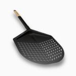 Gozney Balance Pizzaschieber Größe M mit perforierter Schaufel vor weißem Hintergrund