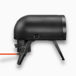 Schwarzer Gozney Roccbox Pizzaofen in Seitenansicht mit angeschlossenem Gasschlauch auf weißem Hintergrund