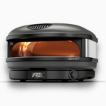 Gozney Arc XL Pizzaofen in Schwarz mit offenem Garraum, Flammenbild und digitaler Temperaturanzeige