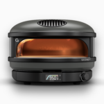 Gozney Arc Pizzaofen in Schwarz mit Sichtfenster, digitaler Temperaturanzeige und freigestelltem Hintergrund