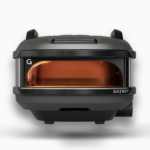 Gozney Tread Pizzaofen in Schwarz mit geöffneter Front und sichtbarem Garraum