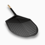 Gozney Balance Pizzaschieber Größe M mit perforierter Schaufel vor weißem Hintergrund