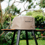 Gozney Arc Abdeckhaube im Garten – wetterfeste Schutzhülle für den Gozney Arc Pizzaofen