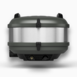 Rückseite des Gozney Tread Pizzaofens in Schwarz mit Edelstahlgehäuse, Befestigungspunkten und Gasanschluss