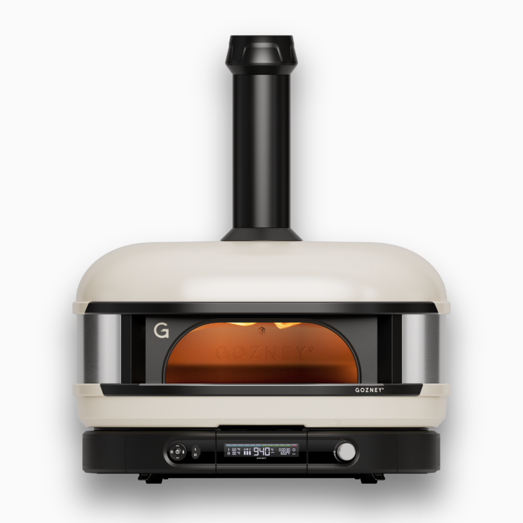 Gozney Dome Pizzaofen in Cremeweiß mit Frontöffnung und Schornstein, freigestelltes Produktbild auf weißem Hintergrund
