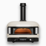 Gozney Dome Pizzaofen in Cremeweiß mit Frontöffnung und Schornstein, freigestelltes Produktbild auf weißem Hintergrund