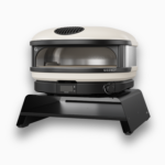 Gozney Arc & Arc XL Booster montiert am Pizzaofen – Frontansicht zur Leistungssteigerung des Gas-Pizzaofens