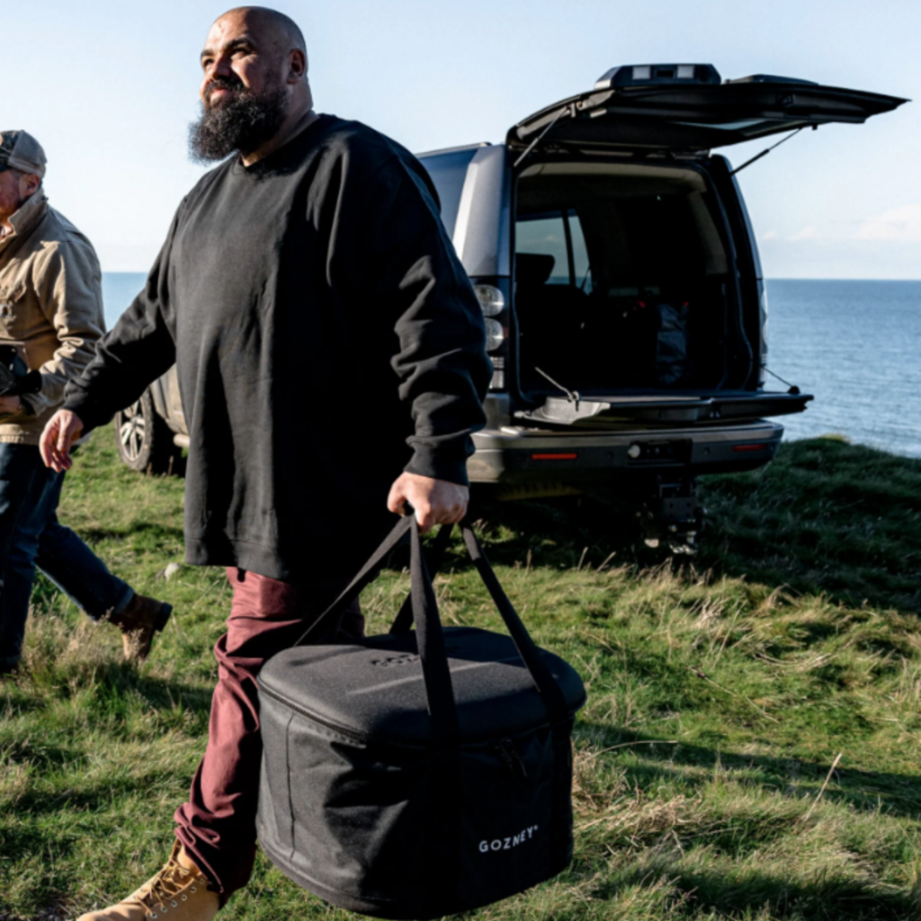 Gozney Tread Transporttasche im Outdoor-Einsatz beim Transport zum Pizza-Spot
