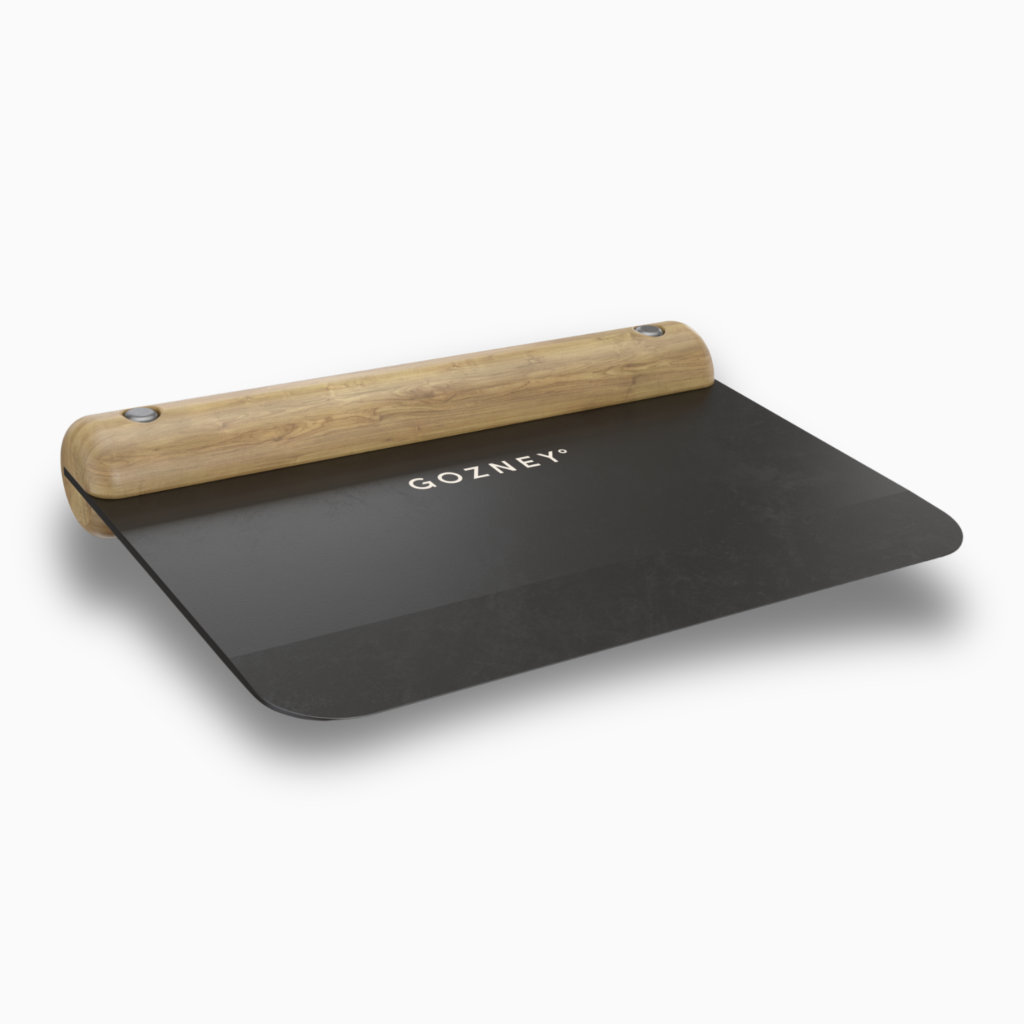 Gozney Teigschneider mit Holzgriff freigestellt vor weißem Hintergrund