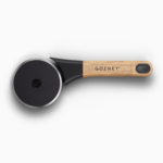 Gozney Pizzaschneider mit Holzgriff und scharfer Edelstahlklinge freigestellt