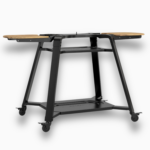 Schwarzes Gozney Gestell für Dome und Dome XL Pizzaöfen mit Holzablagen und Rollen auf weißem Hintergrund