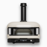 Gozney Dome Pizzaofen in Cremeweiß mit geschlossener Front und Schornstein, freigestelltes Produktbild auf weißem Hintergrund