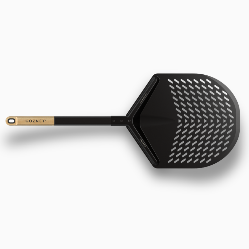 Gozney Balance Pizzaschieber Größe M mit perforierter Schaufel vor weißem Hintergrund