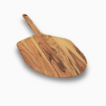 Holz-Servierbrett von Gozney in Pizzaschaufel-Form auf weißem Hintergrund