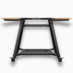 Rückansicht des schwarzen Gozney Gestells für Dome und Dome XL Pizzaöfen mit seitlichen Holzablagen und Rollen auf weißem Hintergrund