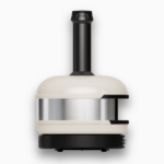 Gozney Dome Pizzaofen in Cremeweiß in seitlicher Ansicht mit Schornstein, freigestelltes Produktbild auf weißem Hintergrund