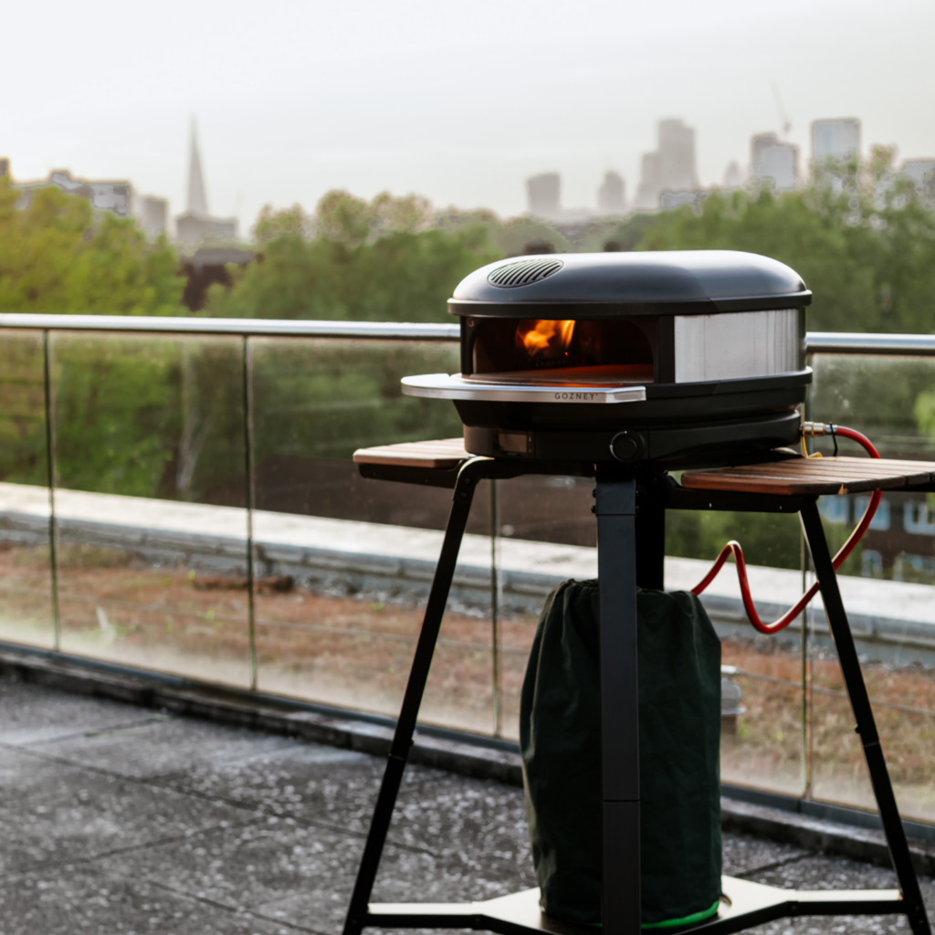 Gozney Arc Pizzaofen mit Frontablage auf Balkon im Außenbereich