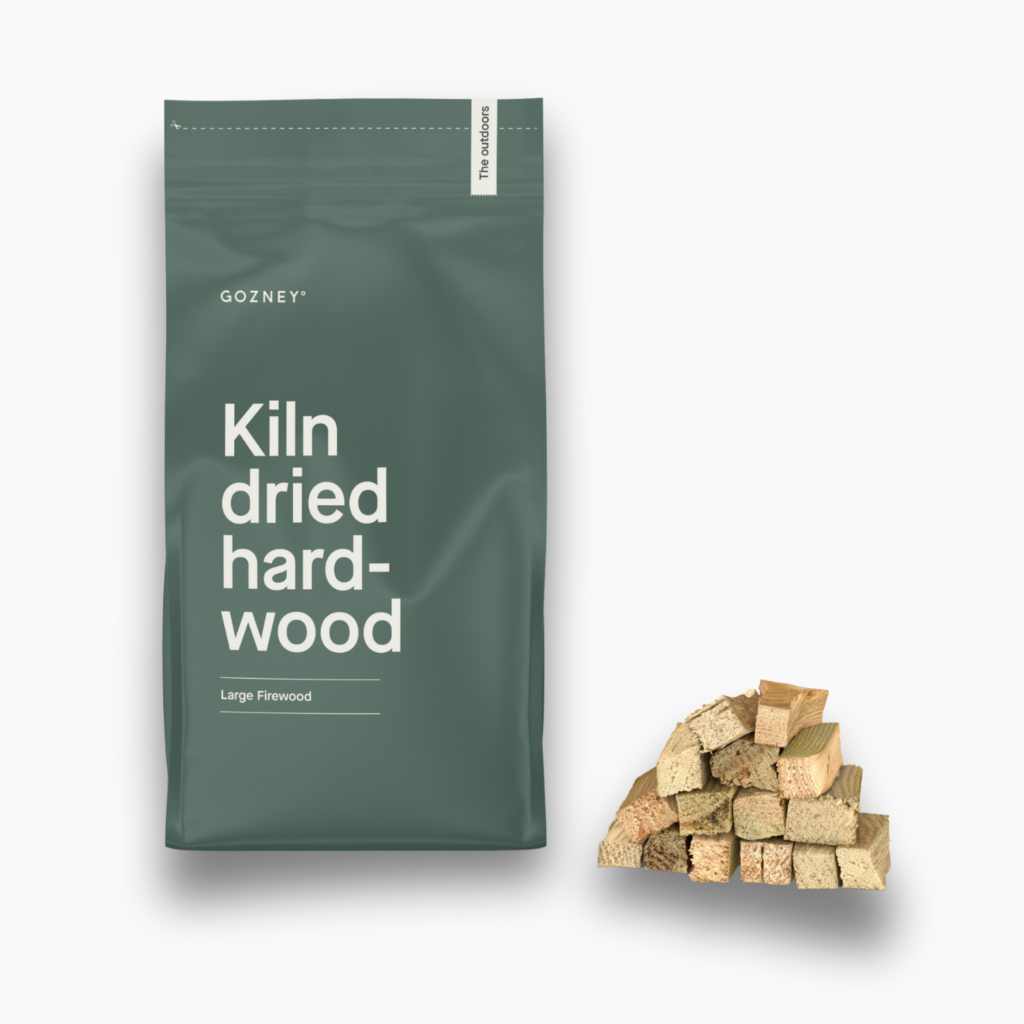 Verpackung mit getrocknetem Hartholz von Gozney neben Holzstücken für Pizzaöfen