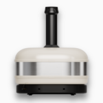 Gozney Dome Pizzaofen in Cremeweiß in rückwärtiger Ansicht mit Schornstein, freigestelltes Produktbild auf weißem Hintergrund