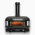 Schwarzer Gozney Dome Pizzaofen in Frontansicht mit beleuchteter Ofenkammer und Display