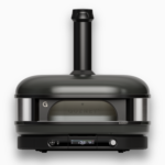 Gozney Dome XL Pizzaofen in Schwarz mit Kaminaufsatz, Sicht auf Brennraum und digitalem Display
