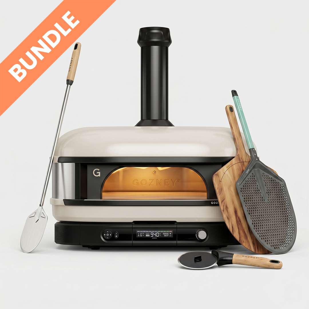 Gozney Dome XL Cremeweiß 2. Gen. | Pronto Starter Set Bundle – Großer Pizzaofen Einsteigerset mit Zubehör Gozney Dome XL Cremeweiß 2. Generation Pronto Starter Set Bundle – Großer Pizzaofen Nahaufnahme liegend mit Pizzaschieber, Holzpeeler und Pizzaschneider