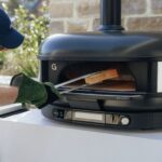 Gozney Feuerzange aus Edelstahl fuer Holz und Holzkohle